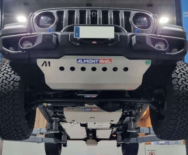 Protección frontal 8mm Mopar 25TH Jeep Wrangler JL 4XE